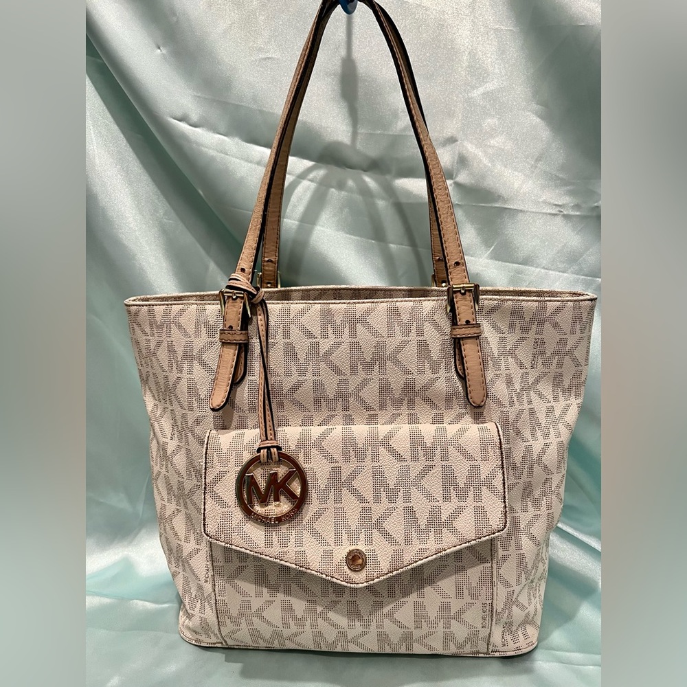Michael Kors MK Signature Canvas Jet Set Tote Bag in Off-white/Cream Color